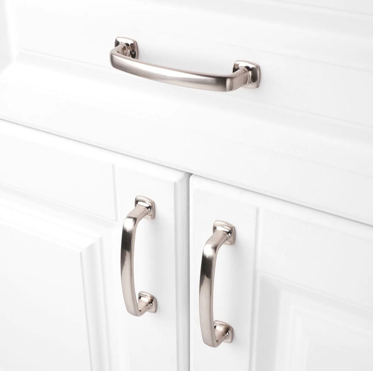 Traditional handles on white kitchen drawer and kitchend doors. 
