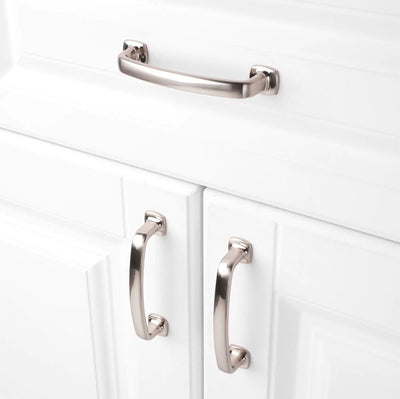 Traditional handles on white kitchen drawer and kitchend doors. 