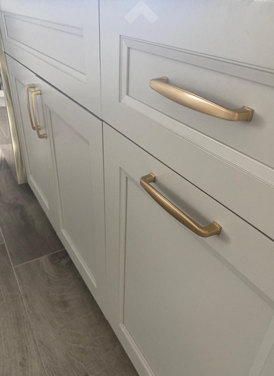 Traditional pull handle in Gold Champagne on shaker cabinets. 4392GC Cosmas